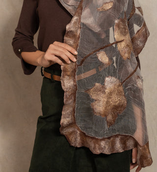 Brauner transparenter Schal